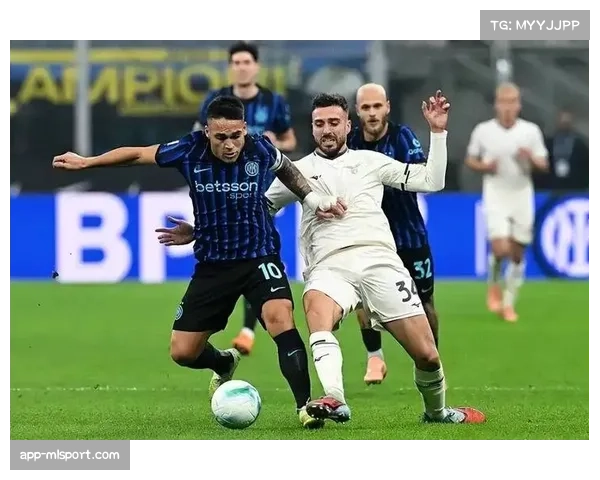 AC米兰被萨索洛逼平，争冠对手同一轮未赢球送国米登顶。